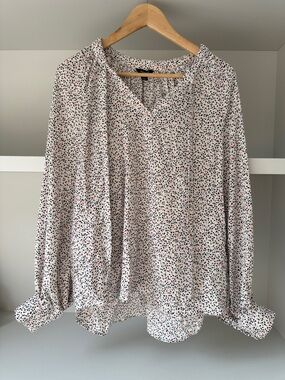 RW&CO. Cream Printed V-Neck Long-Sleeve Blouse